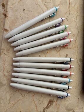 Set of uniball pens
